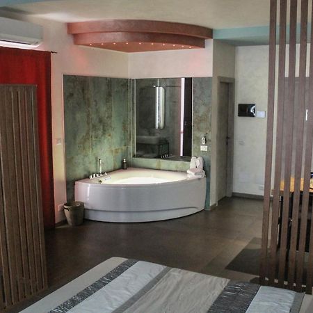Garda Fantasy Apartment - Jacuzzi Desenzano del Garda Luaran gambar