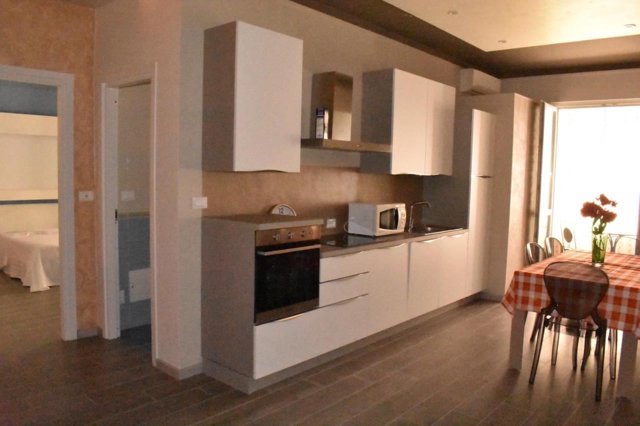 Garda Fantasy Apartment - Jacuzzi Desenzano del Garda Luaran gambar