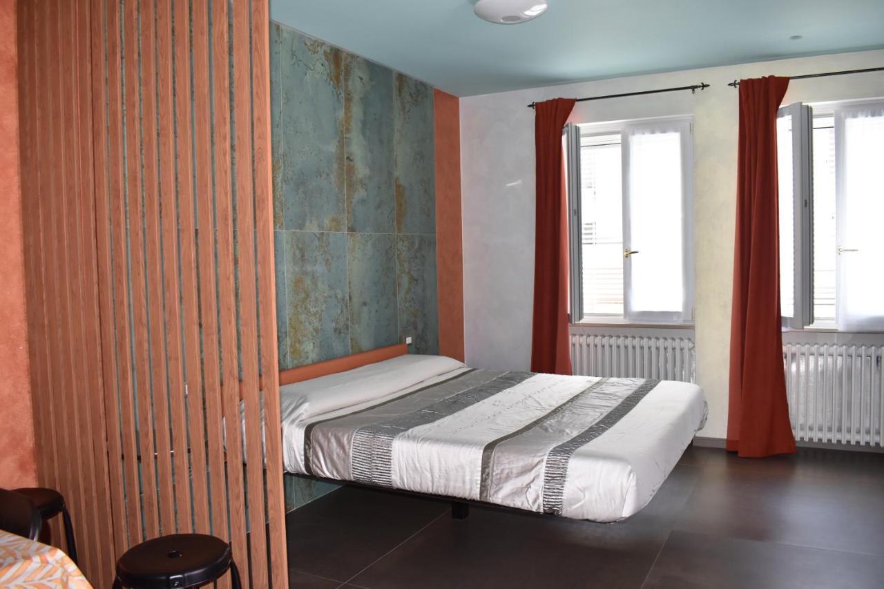 Garda Fantasy Apartment - Jacuzzi Desenzano del Garda Luaran gambar