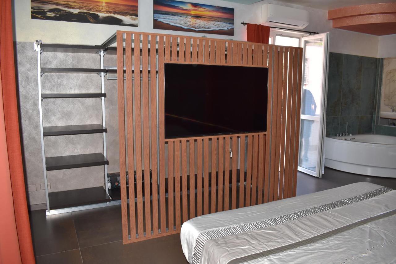 Garda Fantasy Apartment - Jacuzzi Desenzano del Garda Luaran gambar
