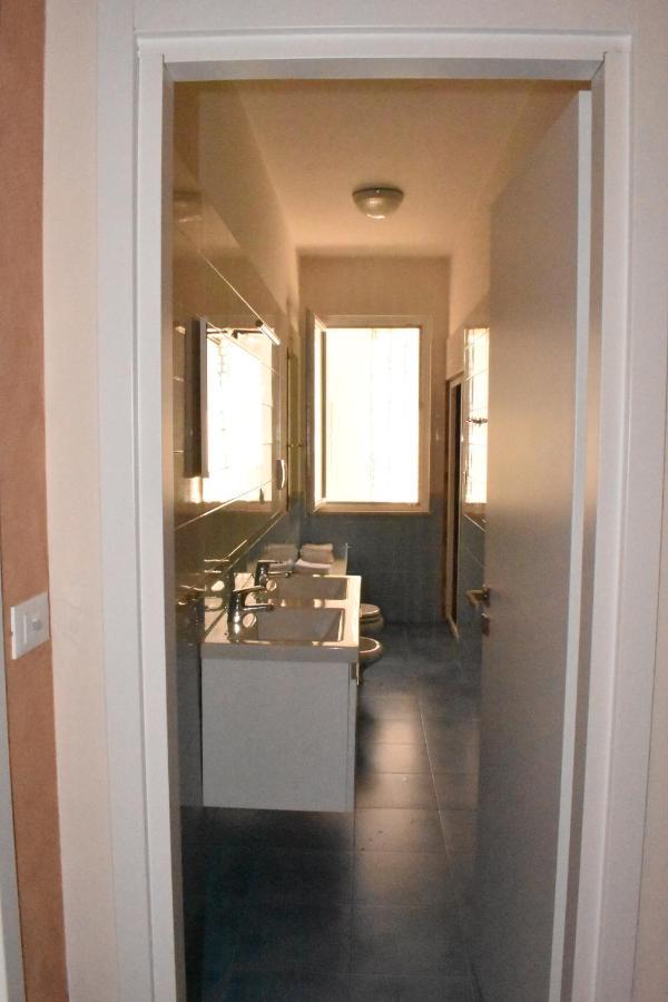 Garda Fantasy Apartment - Jacuzzi Desenzano del Garda Luaran gambar