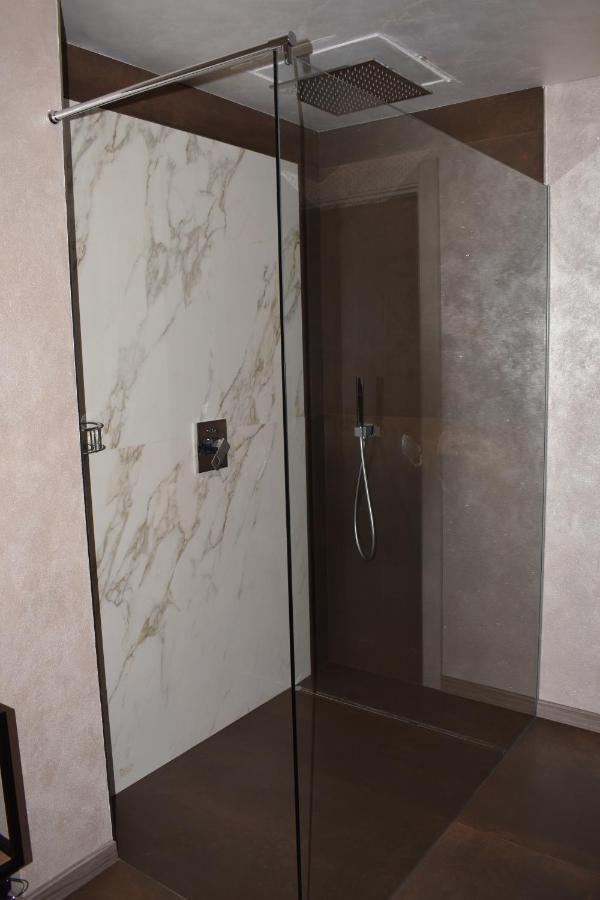 Garda Fantasy Apartment - Jacuzzi Desenzano del Garda Luaran gambar