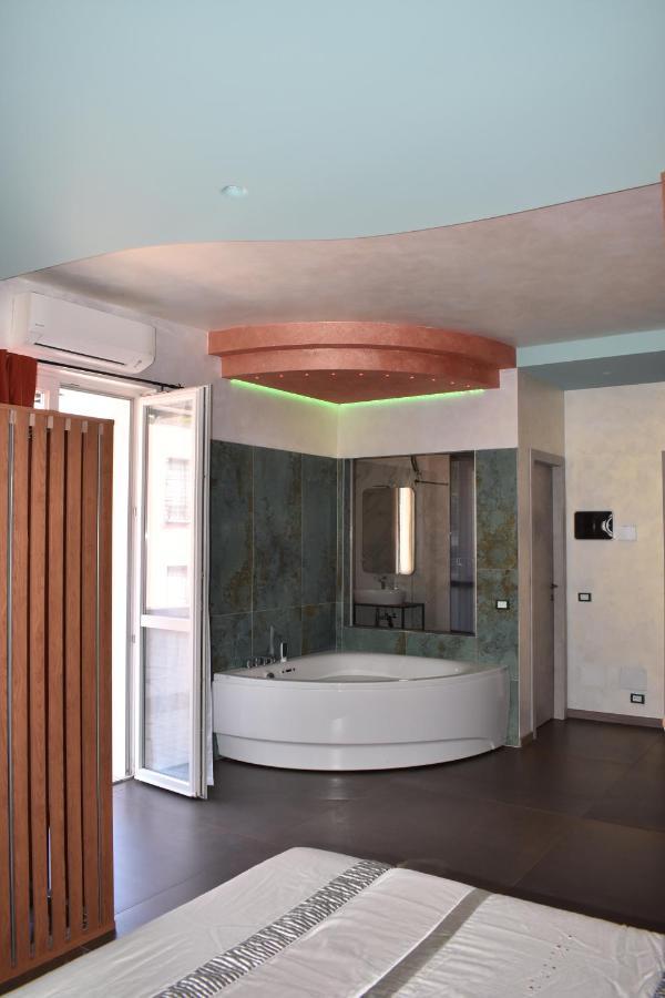 Garda Fantasy Apartment - Jacuzzi Desenzano del Garda Luaran gambar