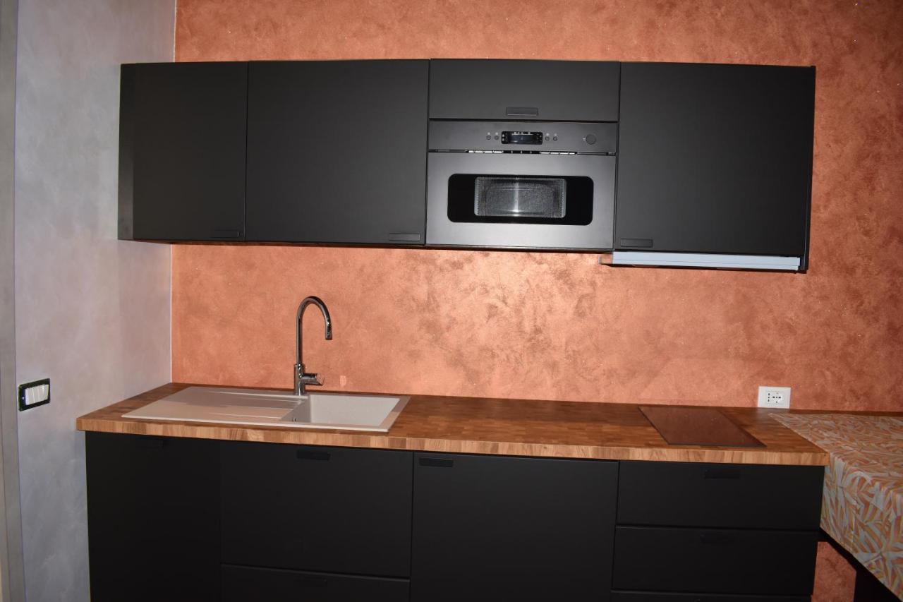 Garda Fantasy Apartment - Jacuzzi Desenzano del Garda Luaran gambar