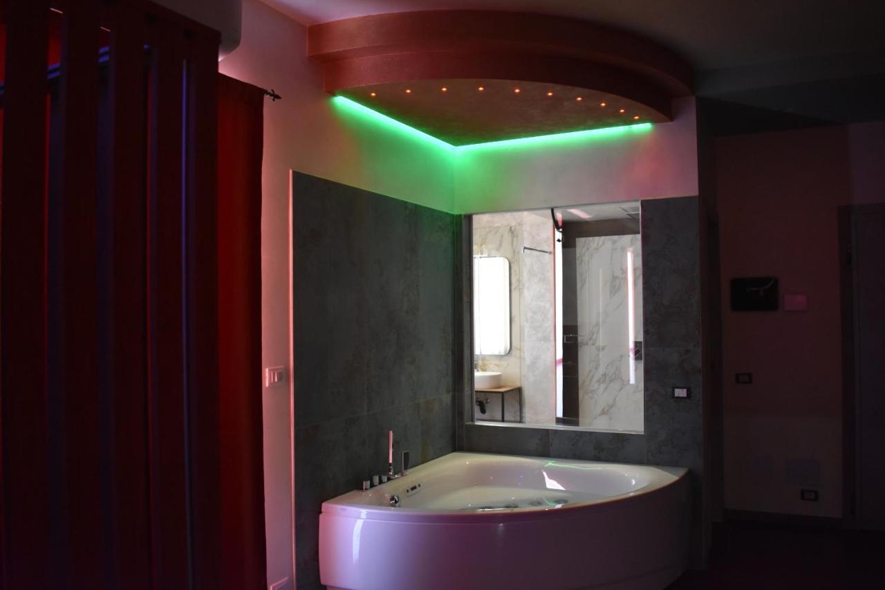 Garda Fantasy Apartment - Jacuzzi Desenzano del Garda Luaran gambar
