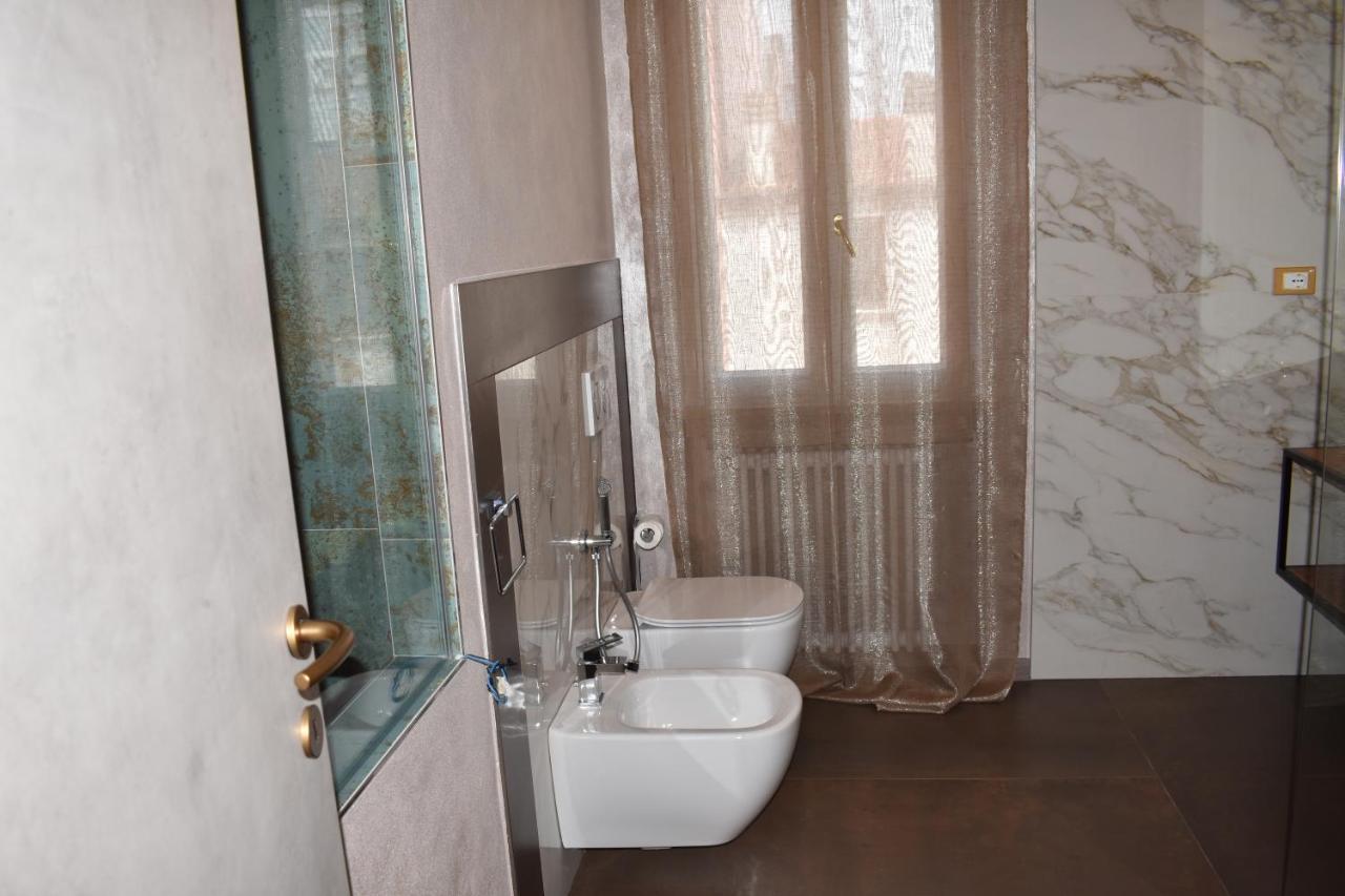 Garda Fantasy Apartment - Jacuzzi Desenzano del Garda Luaran gambar