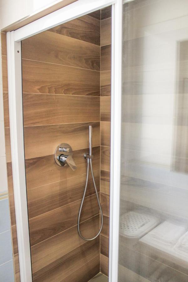 Garda Fantasy Apartment - Jacuzzi Desenzano del Garda Luaran gambar