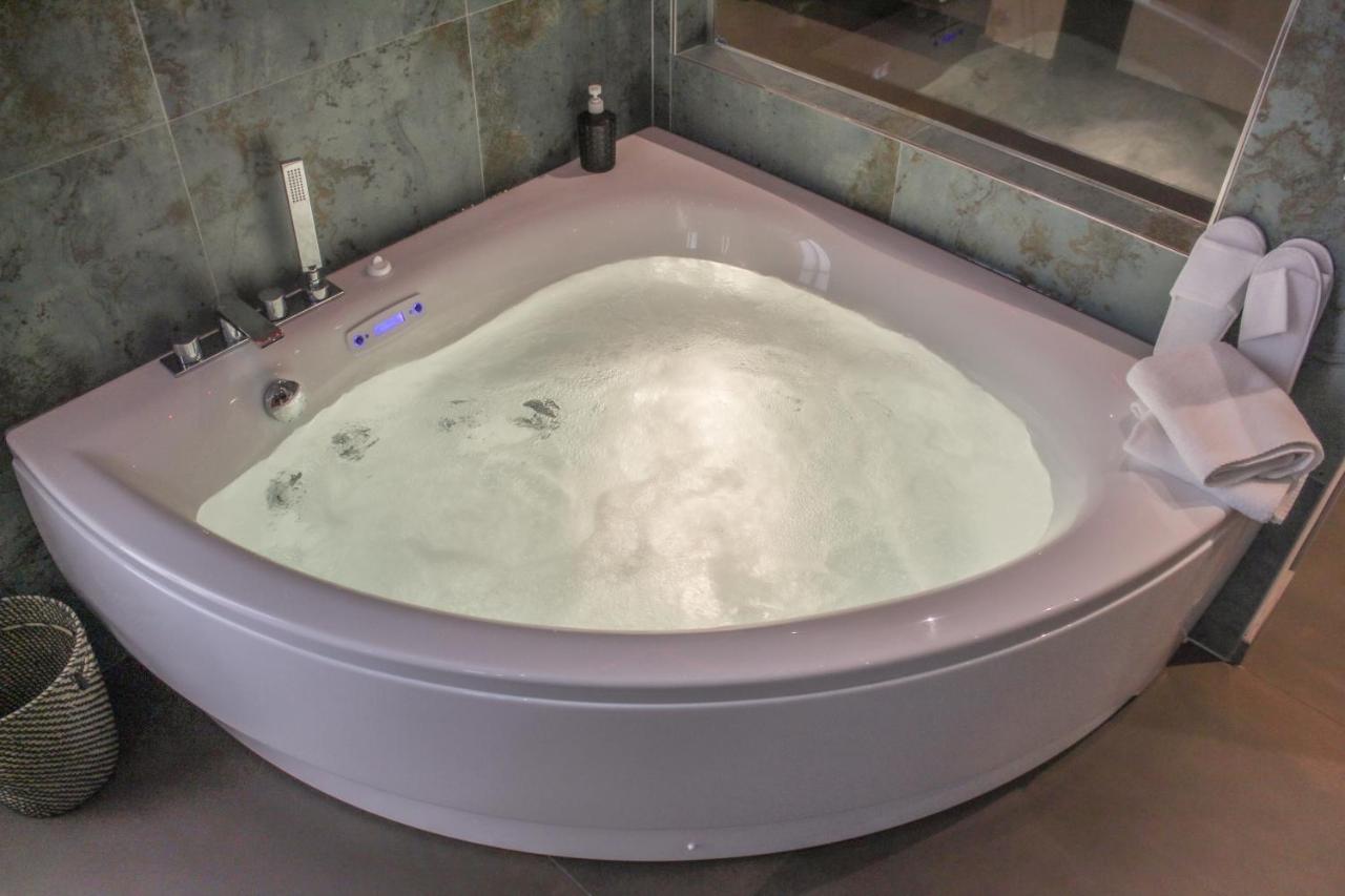 Garda Fantasy Apartment - Jacuzzi Desenzano del Garda Luaran gambar