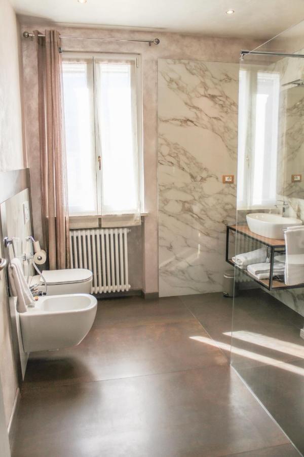 Garda Fantasy Apartment - Jacuzzi Desenzano del Garda Luaran gambar