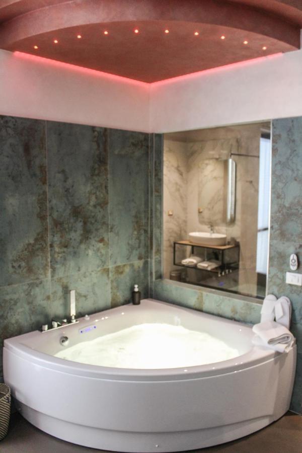 Garda Fantasy Apartment - Jacuzzi Desenzano del Garda Luaran gambar