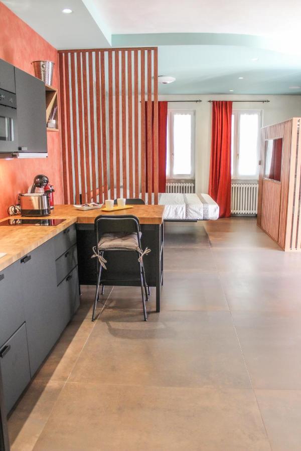 Garda Fantasy Apartment - Jacuzzi Desenzano del Garda Luaran gambar