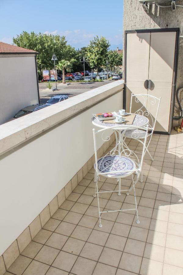 Garda Fantasy Apartment - Jacuzzi Desenzano del Garda Luaran gambar