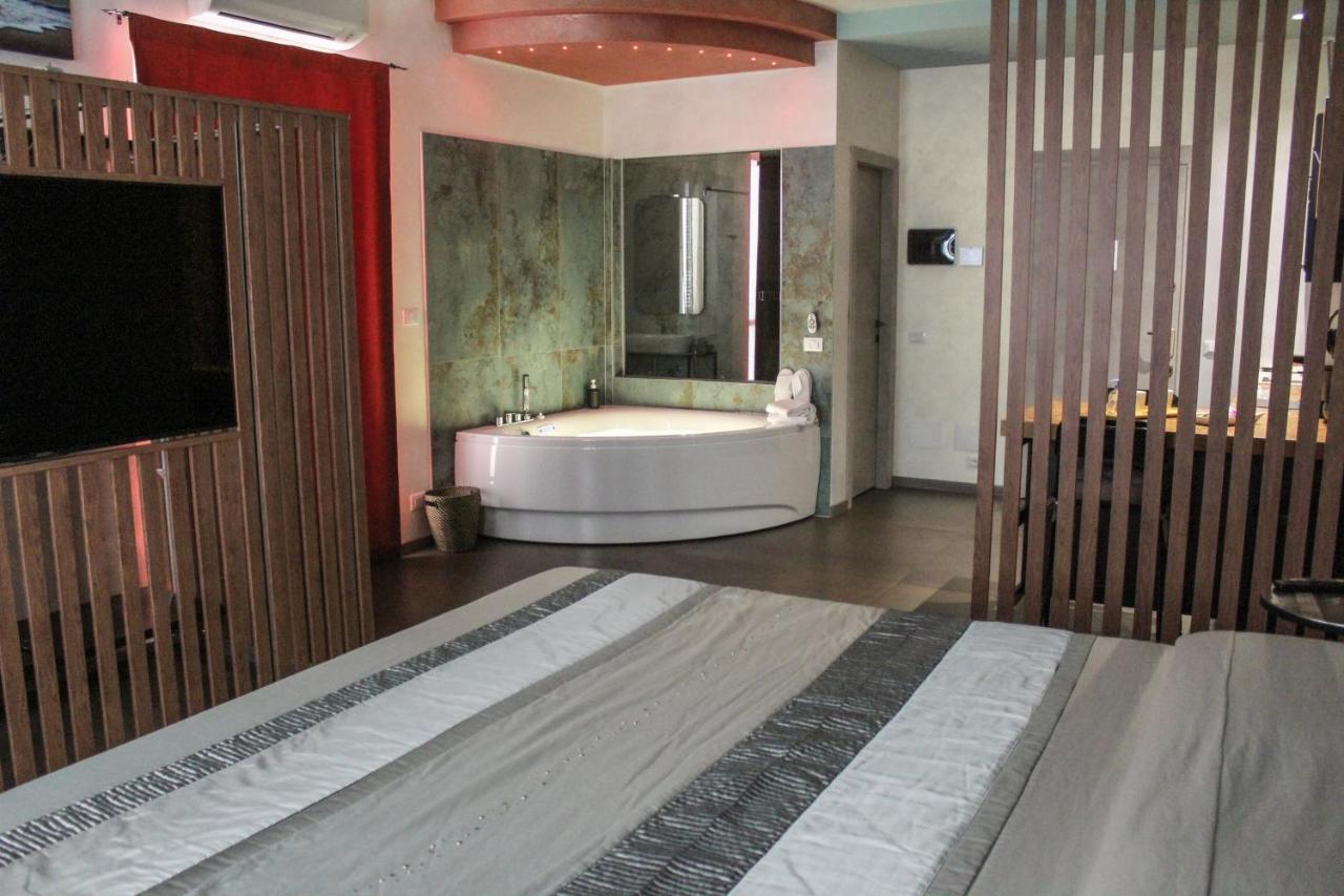Garda Fantasy Apartment - Jacuzzi Desenzano del Garda Luaran gambar