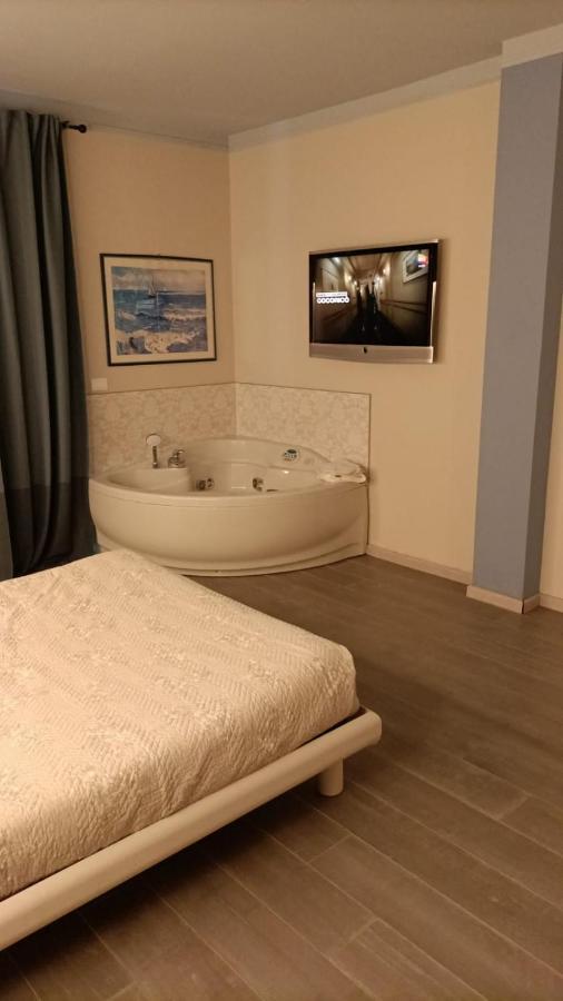 Garda Fantasy Apartment - Jacuzzi Desenzano del Garda Luaran gambar