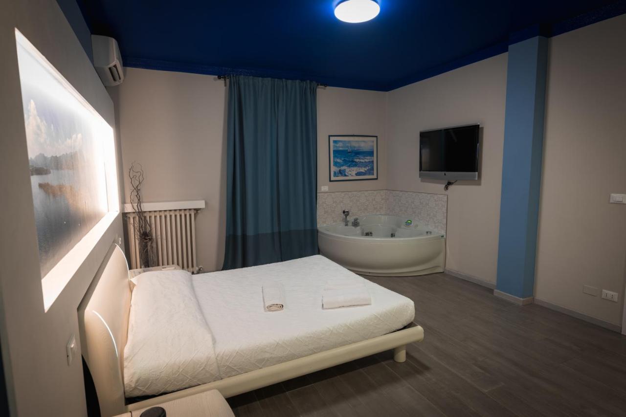 Garda Fantasy Apartment - Jacuzzi Desenzano del Garda Luaran gambar