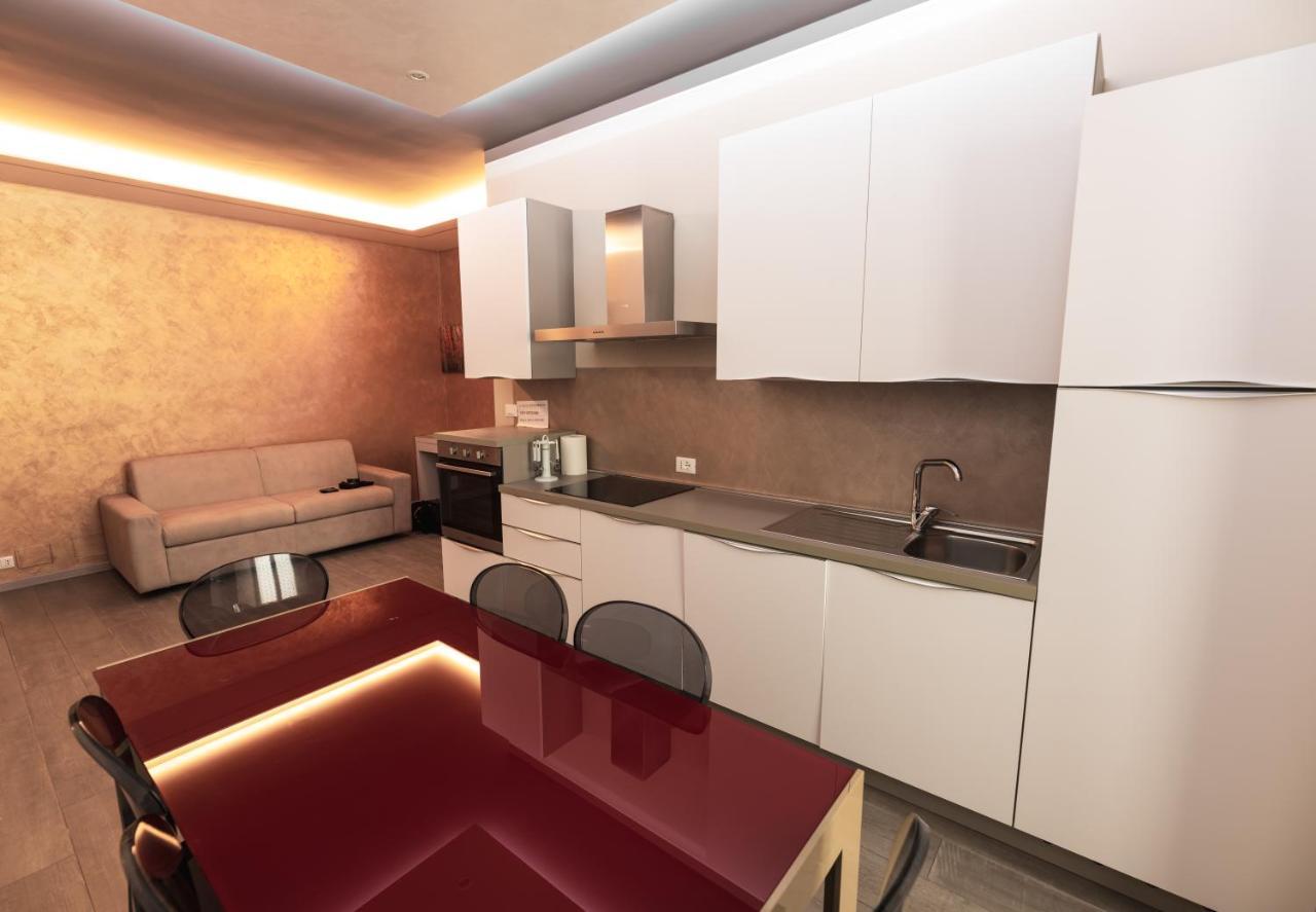 Garda Fantasy Apartment - Jacuzzi Desenzano del Garda Luaran gambar